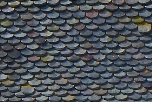 Détails des tuiles colorées du clocher de Montot, photo D. Bion