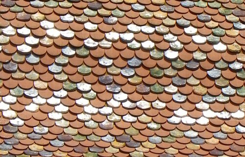 Motif des tuiles du clocher de l'église de Neuvelle-lès-Champlitte, photo D. Bion Motif des tuiles du clocher de l'église de Neuvelle-lès-Champlitte, photo D. Bion