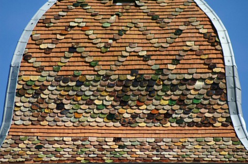 Détail du motif de tuiles du clocher de l'église de Osse, photo J. Masset