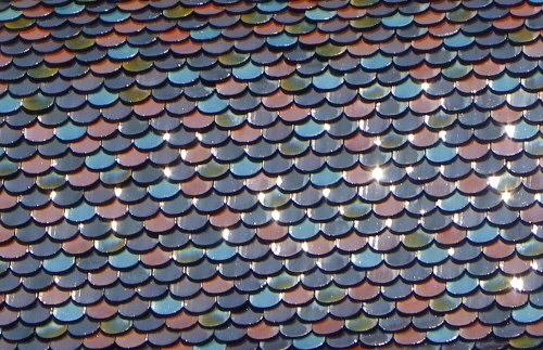 Détail du motif de tuiles colorées du clocher d'Oyrières, photo D. Bion