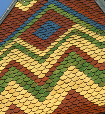 Détail du motif de tuiles de l'église de Pirey, photo J. Masset