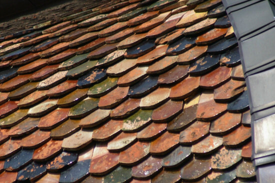 Gros plan sur les tuiles du clocher de Randevillers, photo J. Masset