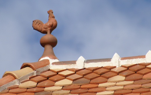 Le coq en terre cuite sur la nef, photo J. Masset