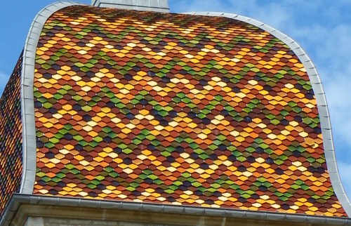 Motifs de tuiles du clocher de l'église de Roche-sur-Linotte, photo D. Bion