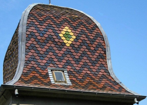 Motif des tuiles de la chapelle de Serre-les-Moulières, photo J. Masset