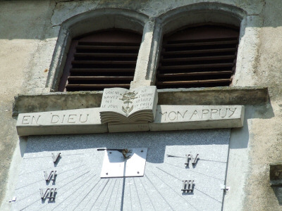 Détails de la façade du temple de Vandoncourt, photo M. Taland