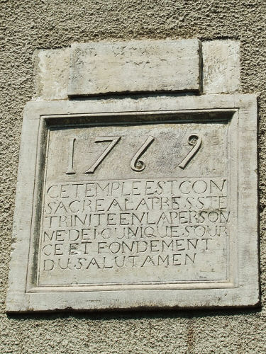 Détails de la façade du temple de Vandoncourt, photo M. Taland