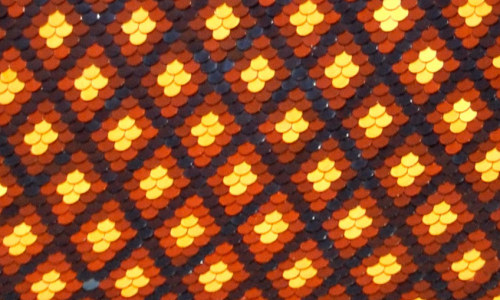 Motif de tuiles colorées, clocher de Velesmes, photo M. Morlin