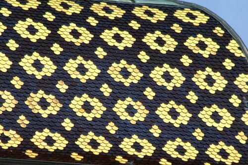 Détail des motifs dessinés par les tuiles du clocher de l'église de Vercel-Villedieu-le-Camp, photo J. Masset