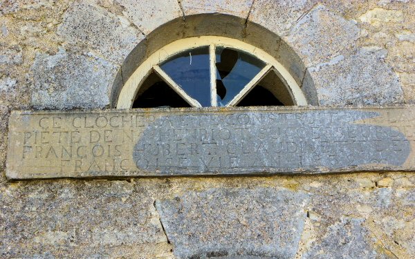 Fronton de la chapelle de Villers-Bouton, photo D. Bion
