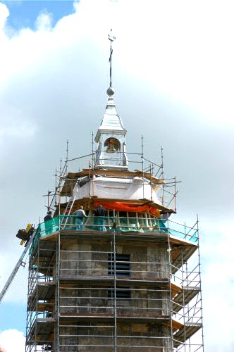 Le clocher de Chevigny pendant sa restauration, photo M. Morlin