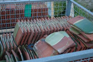 Les tuiles attendent d'être posées, photo M. Morlin