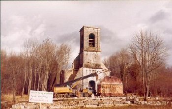 Mise en place du nouveau dôme du clocher de l'église de La Villedieu