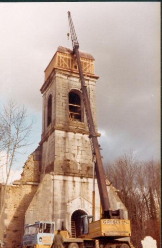 Mise en place du nouveau dôme du clocher de l'église de La Villedieu