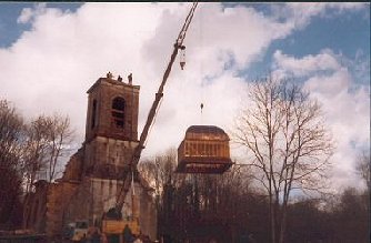 Mise en place du nouveau dôme du clocher de l'église de La Villedieu