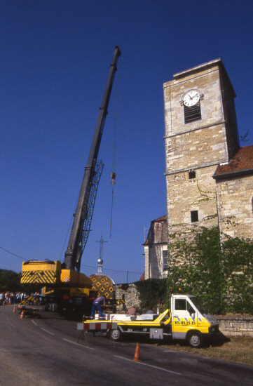 Le nouveau clocher de Lombard prêt à être posé, photo P. Gérard