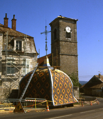 Le nouveau clocher de Lombard prêt à être monté, photo P. Gérard