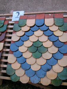 Exposition des motifs de tuiles, photo B. Lamblin